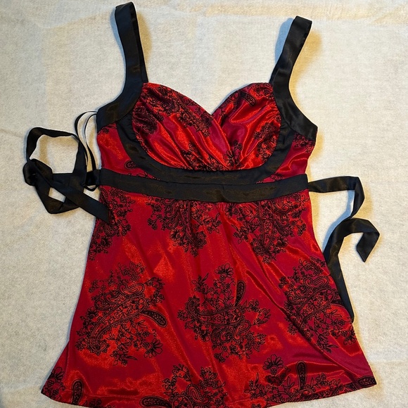 Red with black embellishments - Picture 1 of 2